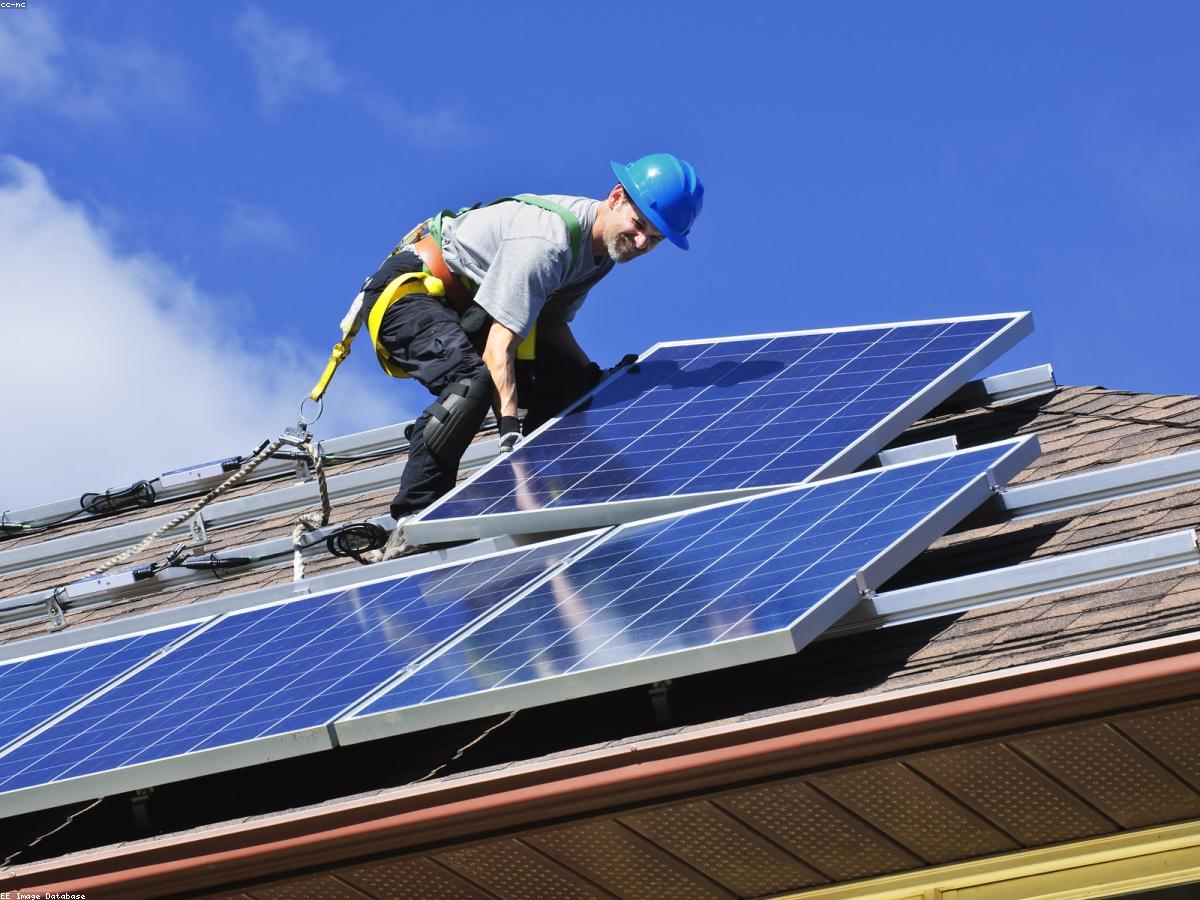 Painéis solares fotovoltaicos no telhado
